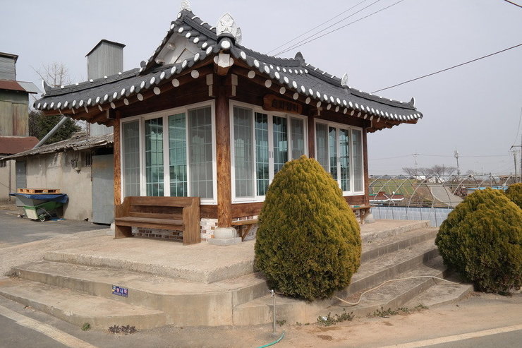송산 마을 기와지붕 건물
