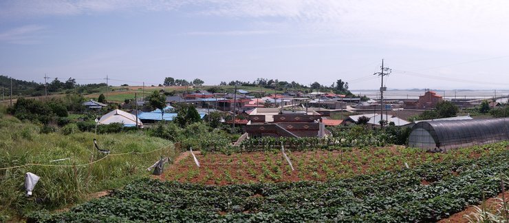 주택가와 넓은 밭이 보이고 있다.