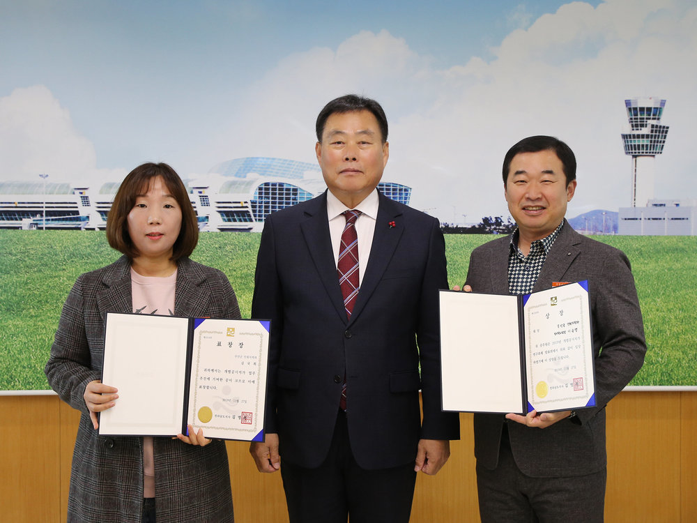 무안군 이승명 토지관리팀장(오른쪽) 지가조사팀 김국희(왼쪽).jpg