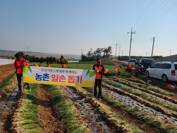 무안군 운남면 의용소방대(군연합대장 성동호) 외 소방대원(남·여) 18여명은 쪽파 700여평을 수확하는 농촌 일손 돕기를 지난 26일 실시 - 기념촬영