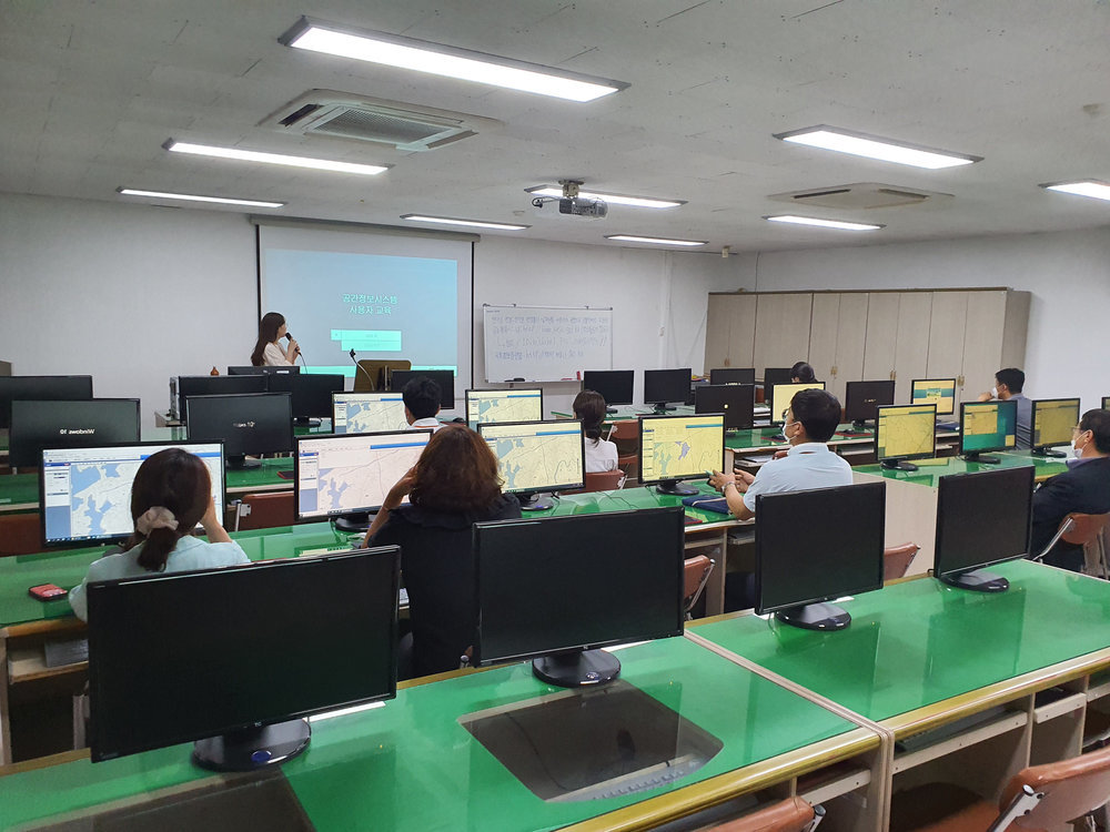 공간정보시스템 교육 장면