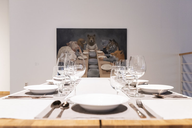 벽에 동물들이 빈 그릇에 식사하는 형태로 둘러앉아있고 그 앞으로 식기 및 컵, 접시가 셋팅된 테이블이 있다