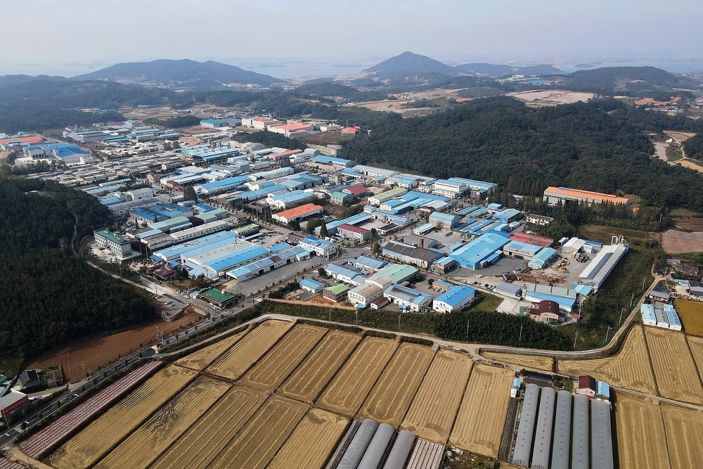 하늘에서 바라본 논과 공장이 보이는 청계농공단지 전경이다.