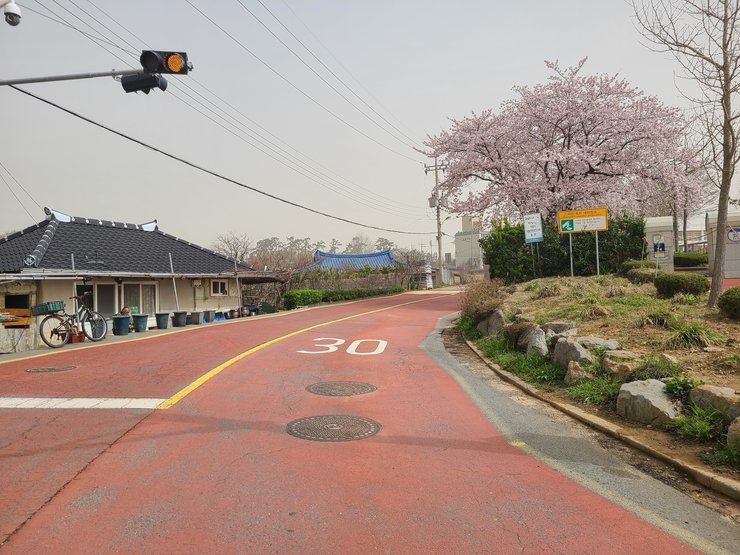 위에서 내려오는 커브길 멀리에 방지턱