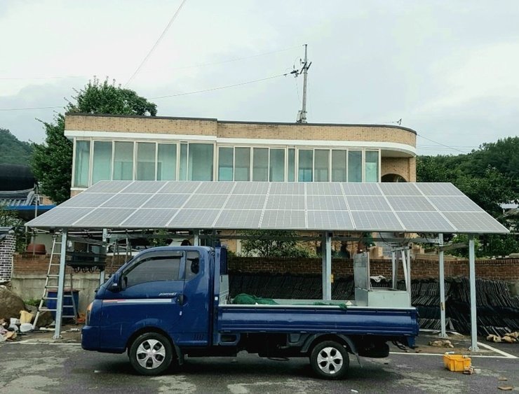  창고 지붕에 태양광 설치한 사진