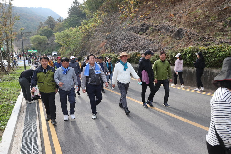 무안 물맞이 치유의 숲 걷기대회에 참가해 걷고있는 김산 시장과 참가 군민들의 사진