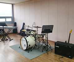 밴드실 내부에 건반과 드럼,기타가 놓여져있다.