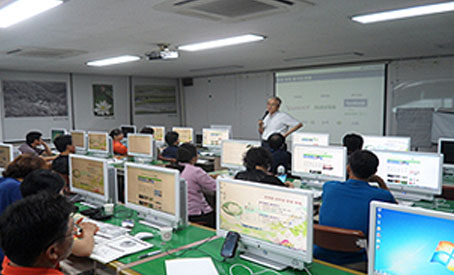 교육생들이 컴퓨터를 보며 강의를 듣고있다.