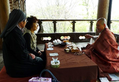 스님과 이야기 하는 사람들