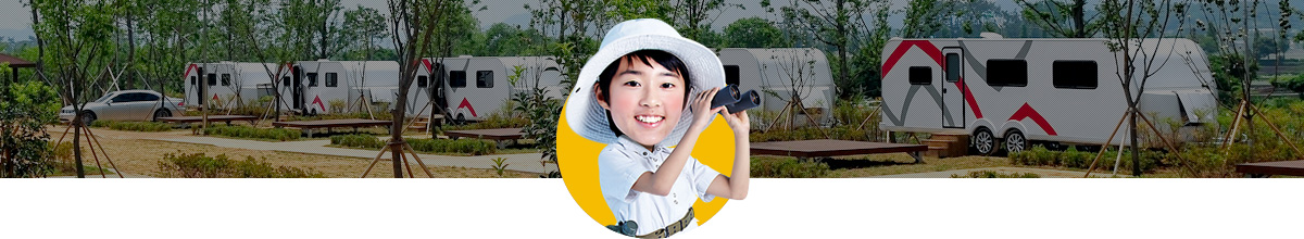 카라반배경에 남자아이가 망원경을 들고 있는 모습 