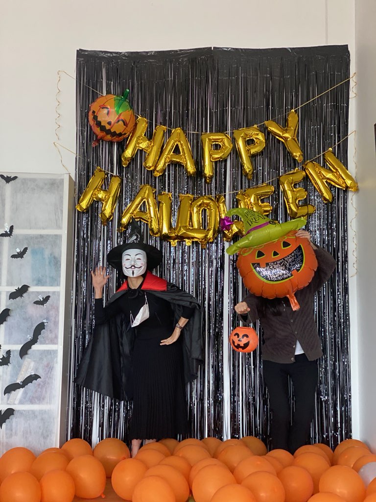 미술관 포토존 노란 풍선이 바닥에 있고 happy halloween 풍선이 벽에 장식되어 잇는 포토존.