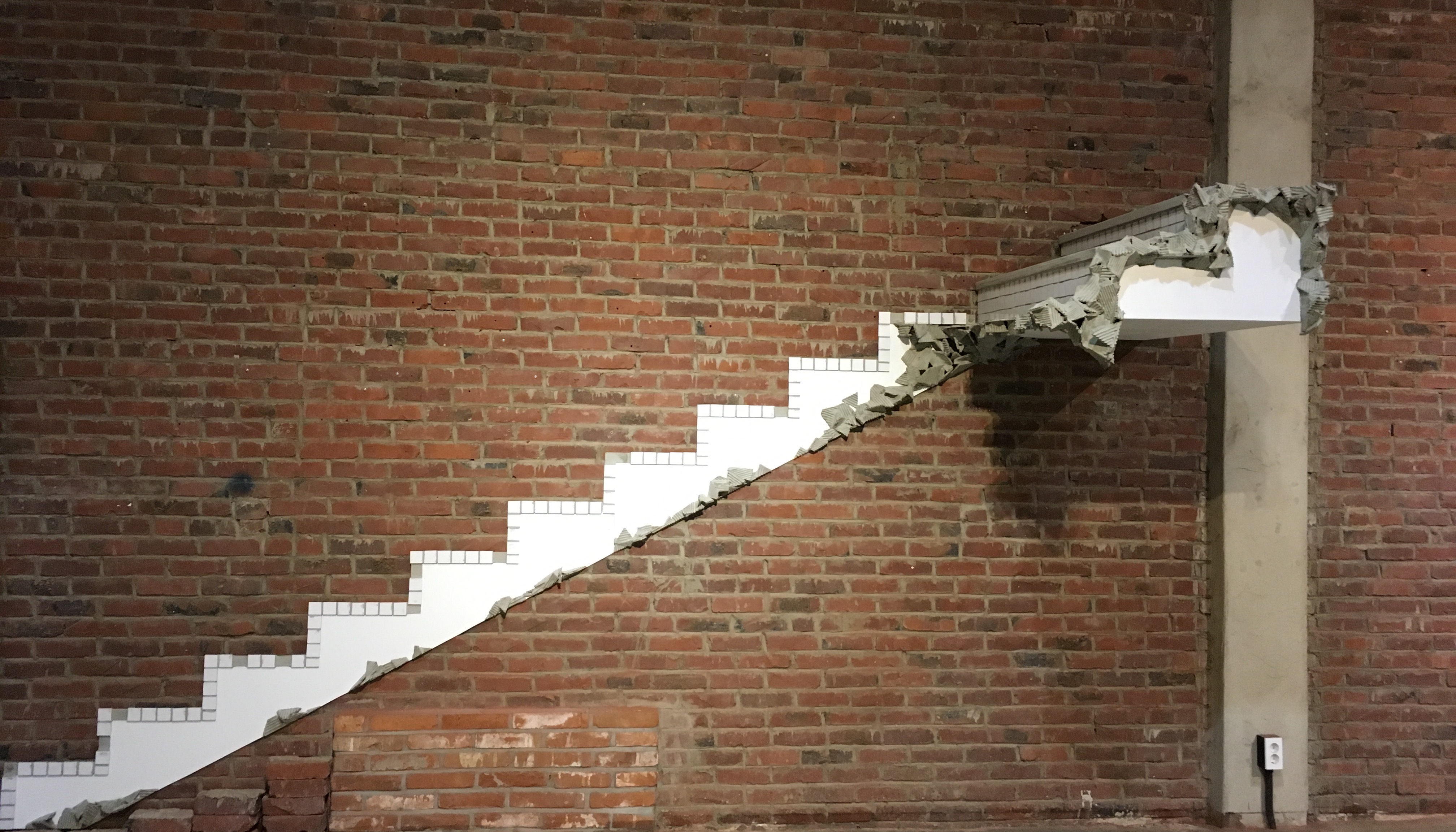 유지원작가 - 부서진 계단을 표현한 작품
