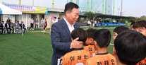 무안군 황토골배 유소년 축구대회에서 무안군수님이 참가 선수들의 머리를 쓰다듬으며 격려하는 모습