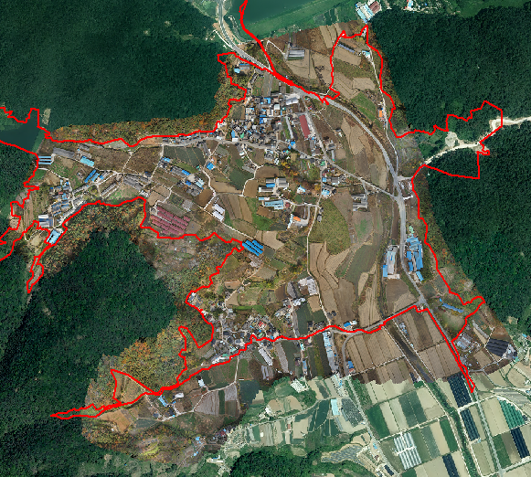 지적재조사가 완료된 일로 감돈1지구 항공 사진으로 촬영한 것으로 해당 지구를 빨간색 선으로 경계가 표시되어 있음