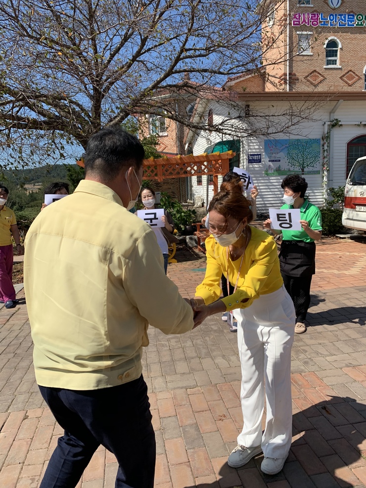 참사랑노인전문요양원 앞에서 재난 지원 구호품 전달을 위해서 찾은 군수님과 관계자 대표와 악수